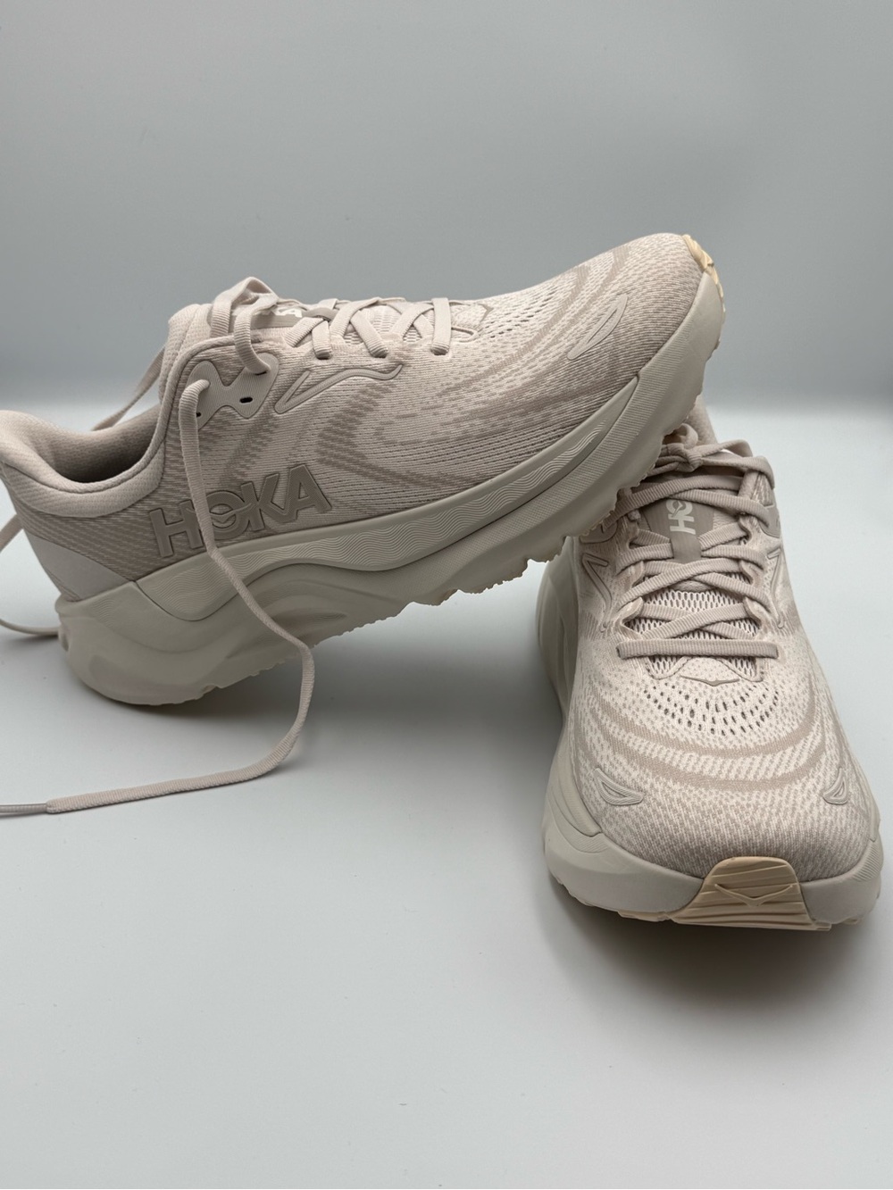 HOKA ONE ONE women’s Beige Arahi 8 Low Top Lace Up Running Sneaker 1168690